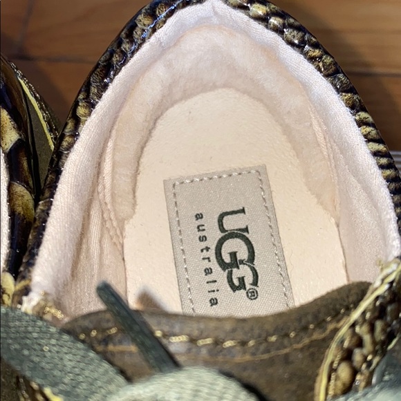 UGGS - Picture 3 of 5